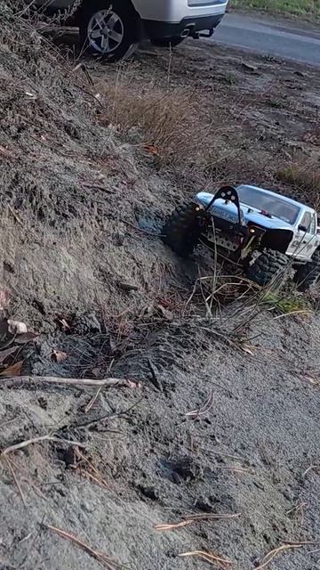 Медленно в гору на scx10