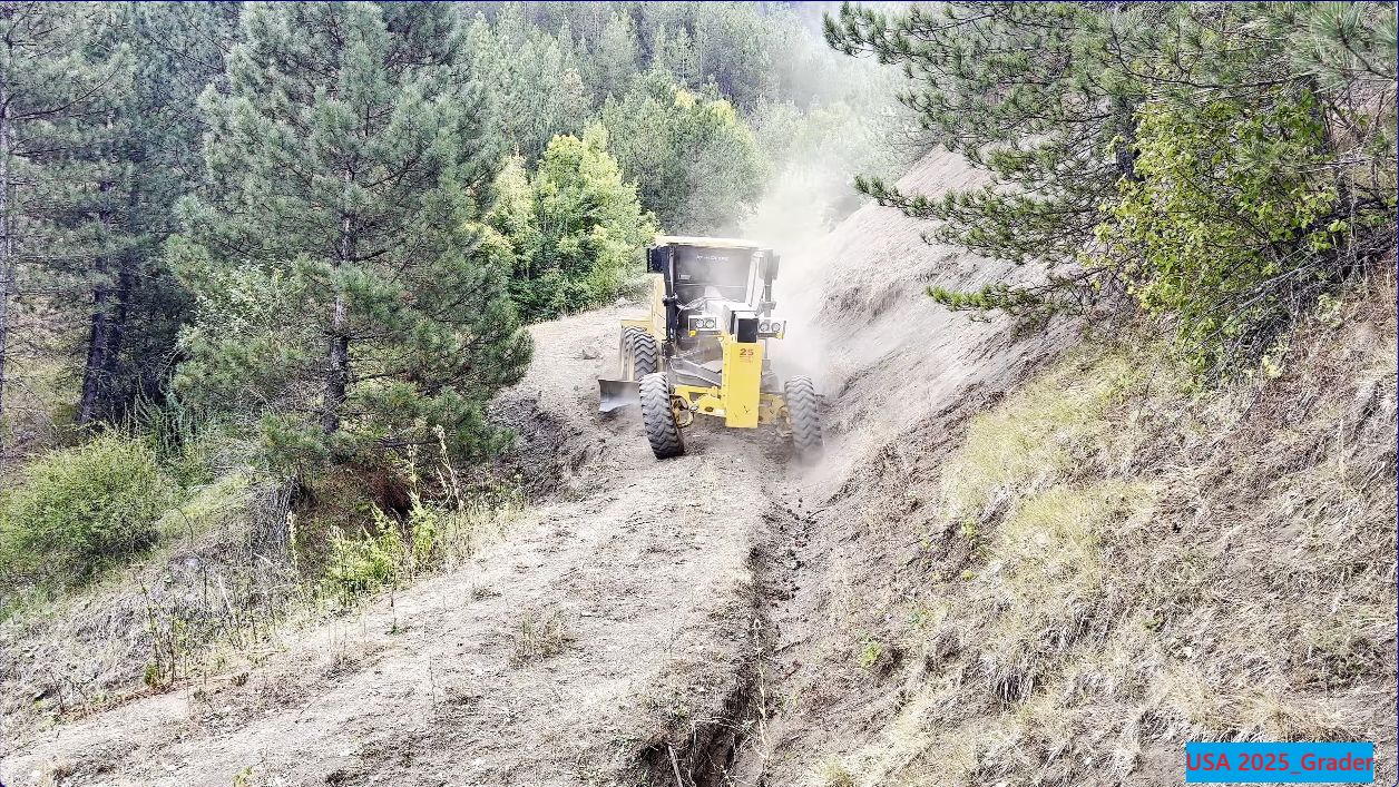 Грейдер. Ремонт старой, заброшенной дороги, которую не трогали годами.