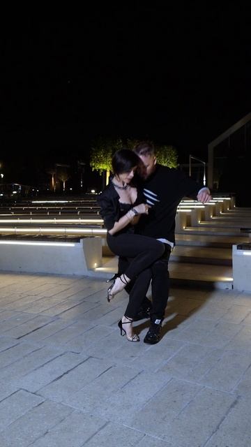 Street Tango. Павел Собирай и Сабрина Амучастеги #танго #тангонуэво #неотанго #танцы