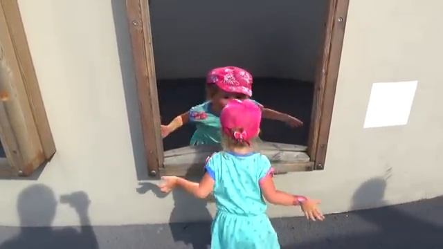 Влог для детей Парк аттракционов сумасшедшие горки и игры в лабиринте [get.gt]