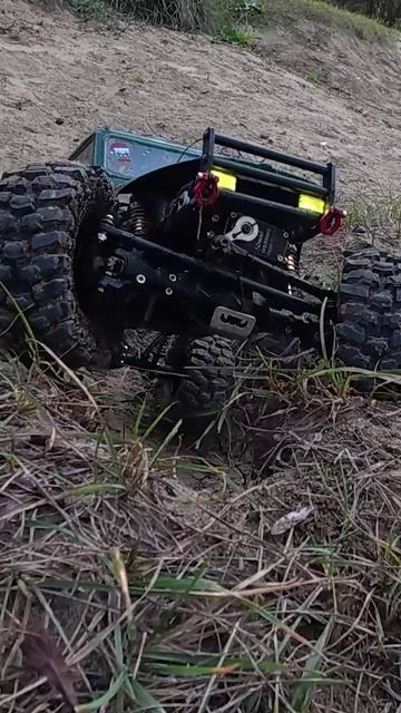 axial scx10 с трудом въехал