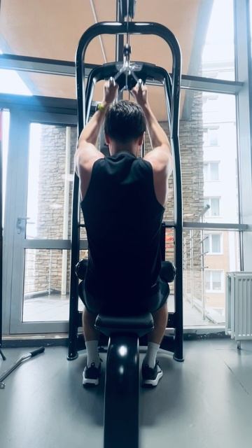 Вертикальная тяга на блочном тренажере узким нейтральным хватом