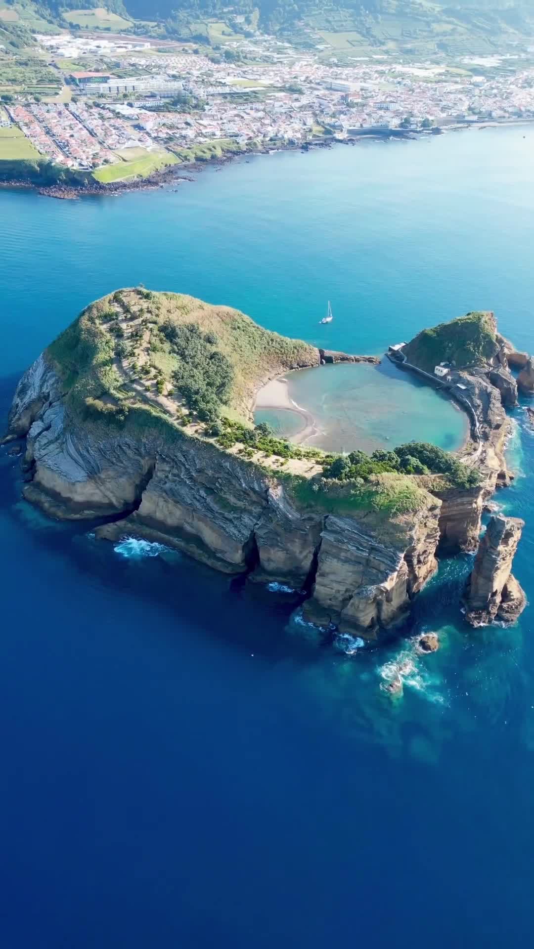 На данный момент остров Вила-Франка-ду-Кампу является заповедником и доступен для посещения тольк...