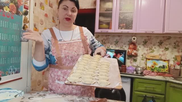 ВИКТОР УШЁЛ В БАССЕЙН, А Я ЛЕПЛЮ ВАРЕНИКИ