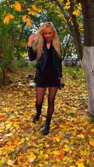 Красотка на улице в колготках очень красиво