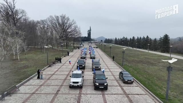 Молодогвардейцы ДНР провели масштабный флешмоб ко Дню основания партии «Единая Россия»