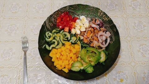 Салат с манго, авокадо и морским коктейлем..