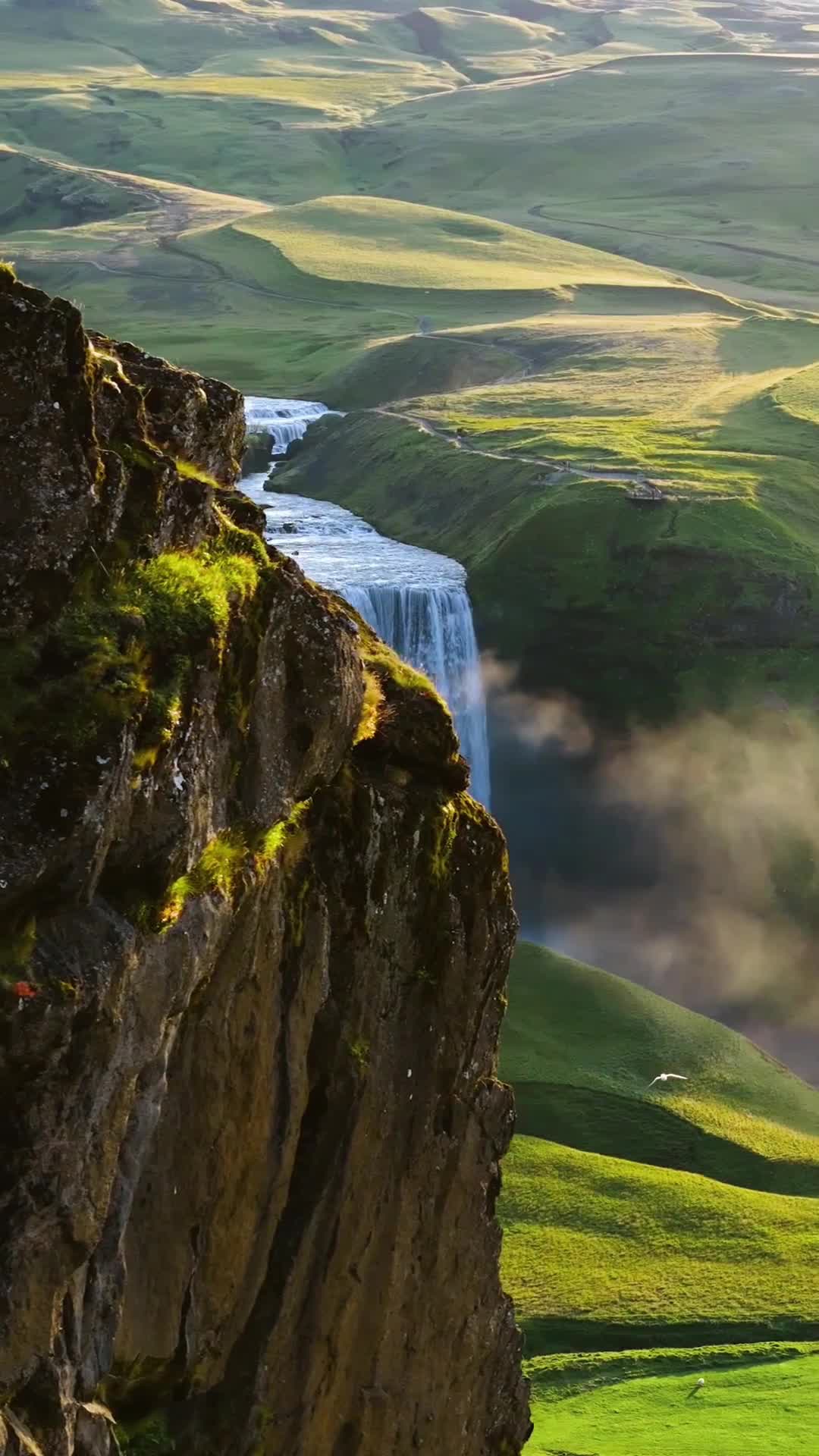В Южной части Исландии на реке Скоуга расположен водопад Скоугафосс, один из самых высоких на ост...
