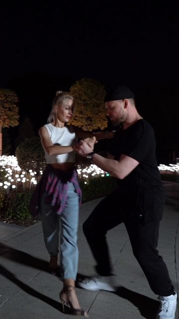 Street Tango. Павел Собирай и Юлия Стародубцева #танго #тангонуэво #неотанго #танцы