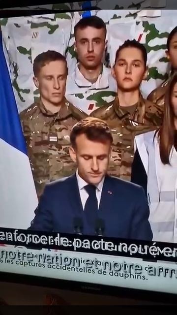 над макроном смеются даже подчинённые