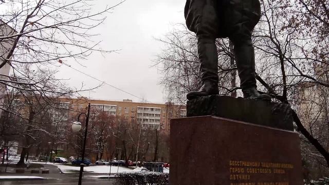 Интересный памятник Виктору Талалихину. Очень интересный видос.