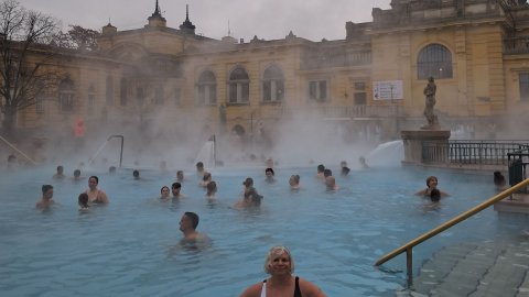 Роскошные горячие термальные бассейны Сечени в Будапеште, в воздухе 7 градусов, в воде 36