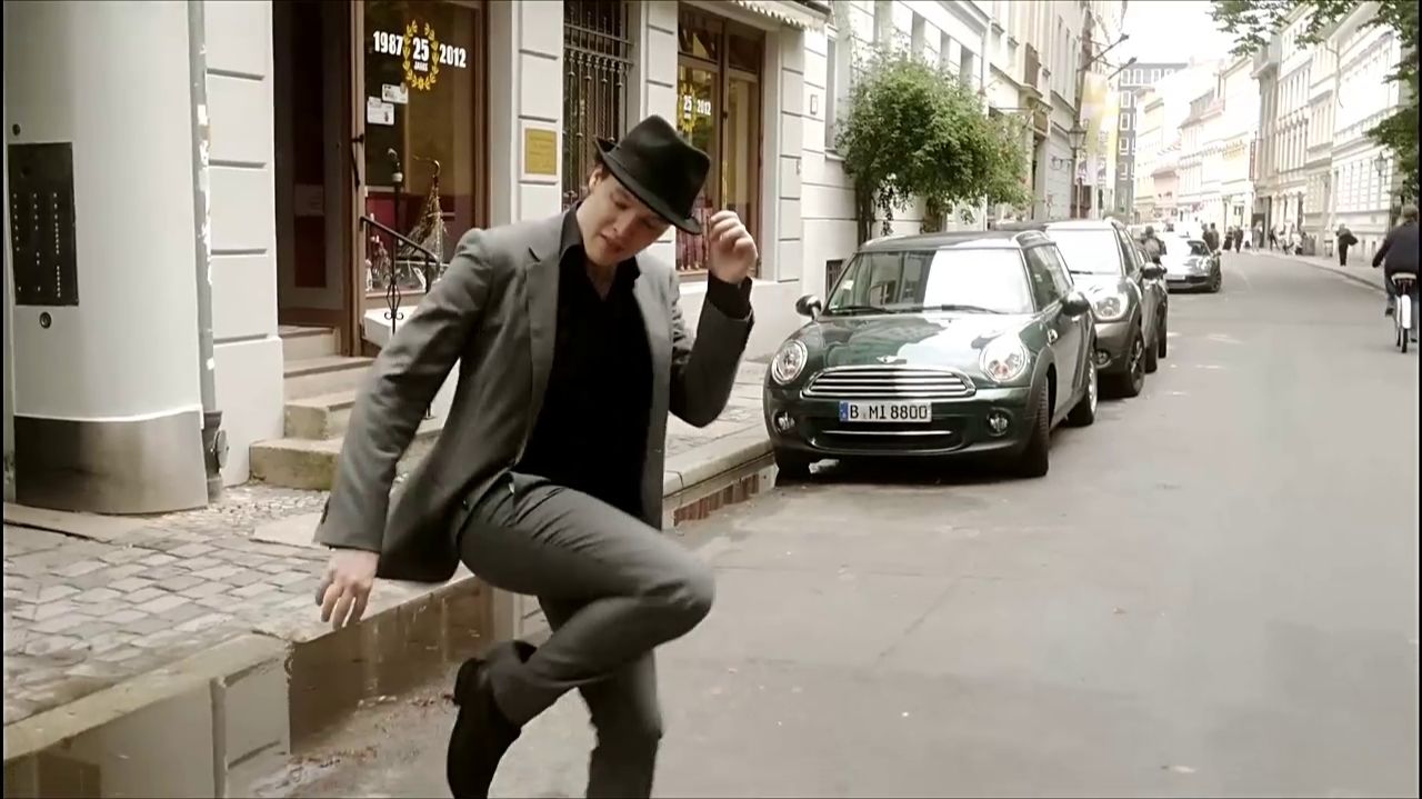 Я МИЛОГО УЗНАЮ ПО ПОХОДКЕ