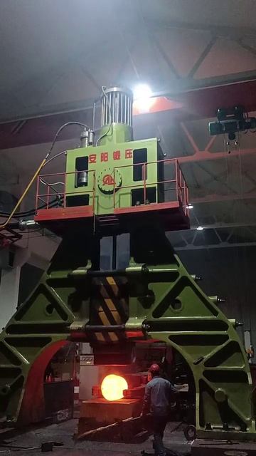 Гидравлический молот свободной ковки. Изготовление кованого "кубика" из круглой заготовки.