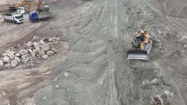 Экскаваторы Liebherr 945, Cat 385C и бульдозерная бригада Cat D9T -