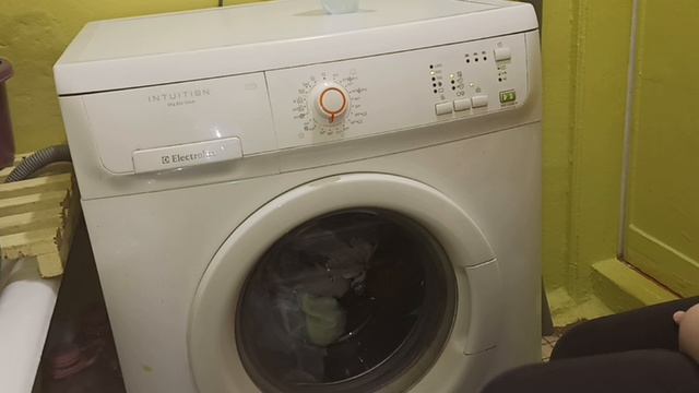 Стирка Electrolux EWF 12040 W
Синтетика 40 градусов 900 оборотов Ежедневная стирка + полоскание