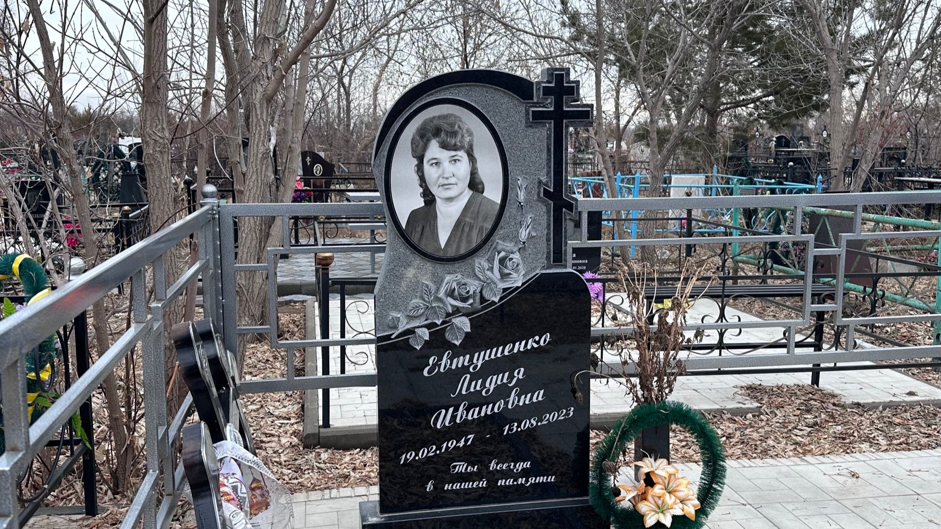 Здесь лежат те, кто был слишком красив для этого мира.... Кладбище в Столице