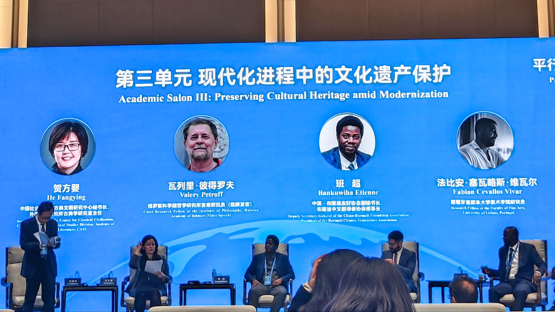 Валерий Петров. "Переписка из двух углов" об актуальности классической культуры