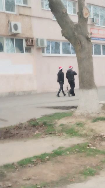 У нас Волгодонске  два парня одели уже новогодние колпаки