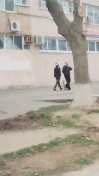 У нас Волгодонске два парня одели уже новогодние колпаки
