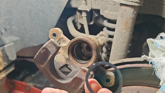 Замена поршня торм.скобы KIA Sportage 3