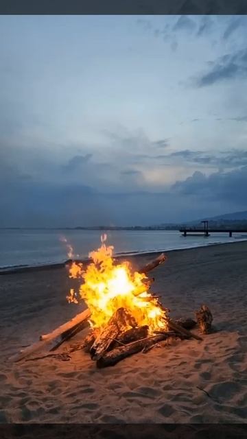 В Абхазии зимним декабрьским вечером на пляже у берега моря всегда можно согреться у костра