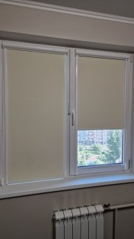 Кассетные рулонные шторки уни2. Ткань Респект блэкаут крем.