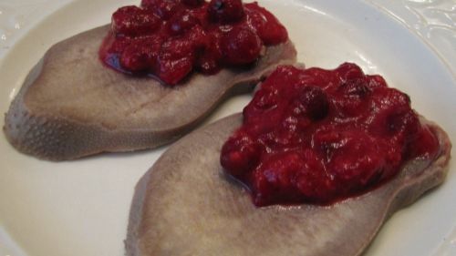 Отварной язык под соусом из клюквы и хрена