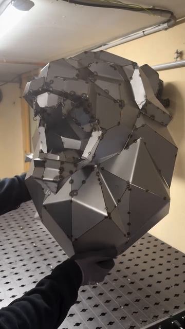 Полигональная скульптура, голова льва