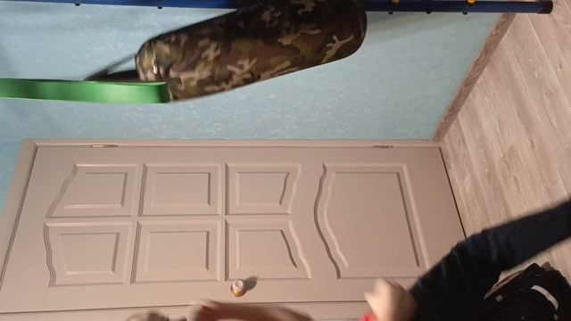 Мальчики и девочки с боксёрскими грушами