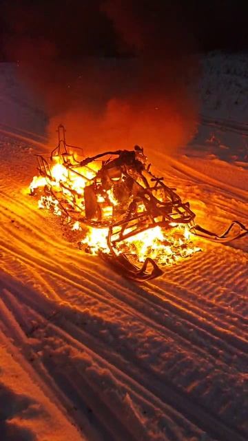 Жесть сгорел снегоход не успел даже телефон достать.