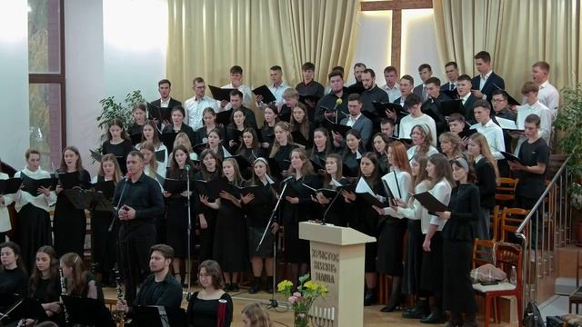 Солист, хор и оркестр исполняют песню "Иисуса имя". Дом молитвы баптистов. Тольятти.