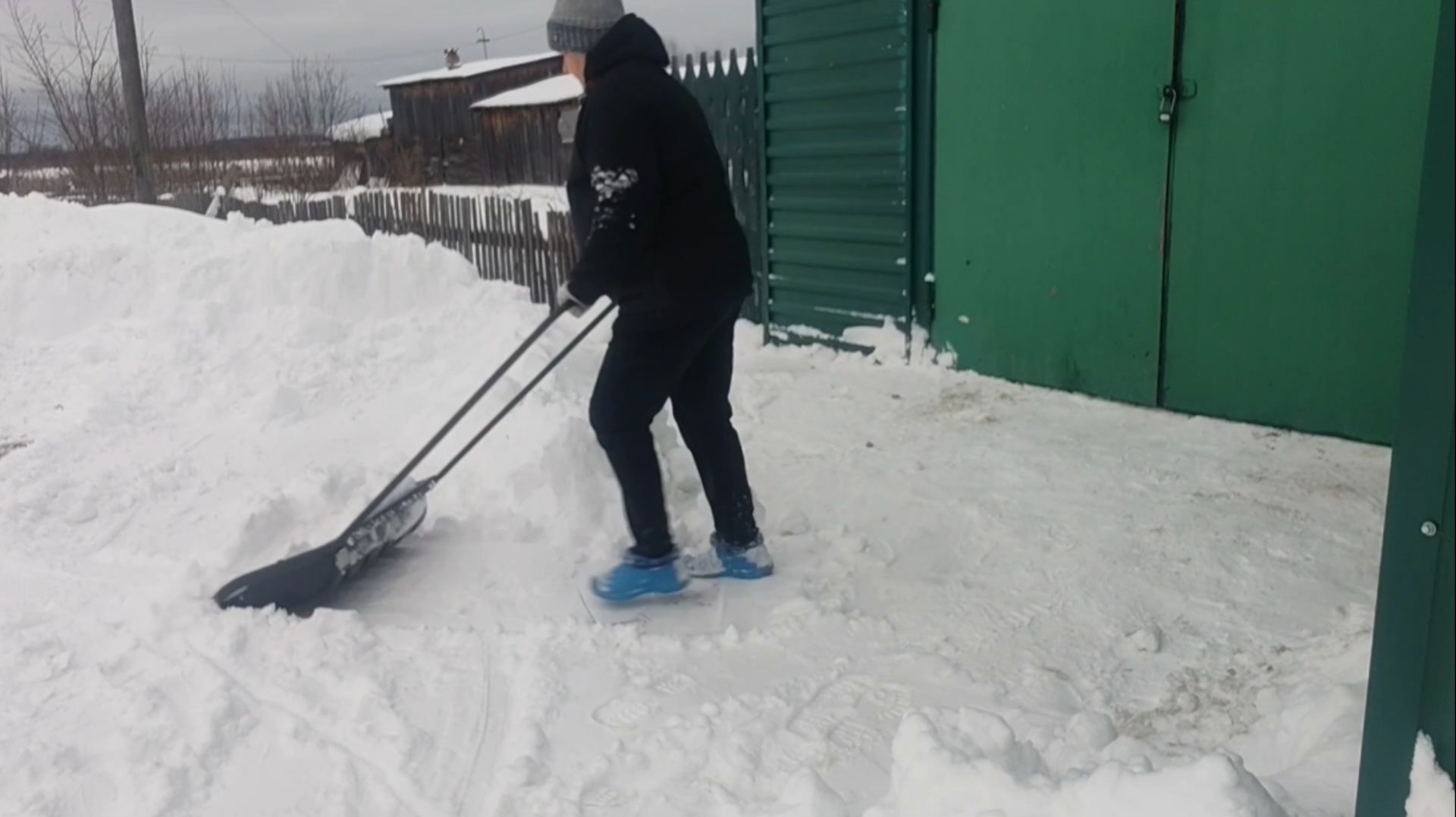 СНЕГ НАДОЕЛ. Горжусь своей библиотекой.