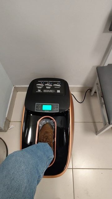 ASMR: Чудо-аппарат, который клеит плёнку на обувь