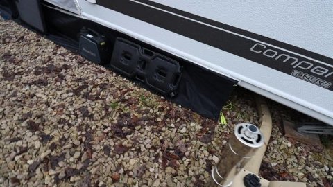 Как стоять в снегу и не замерзнуть в караване для зимы Dethleffs Camper Snow 730 FKR