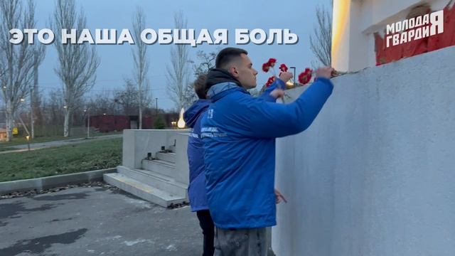 В День Неизвестного Солдата в ЛНР молодогвардейцы возложили цветы к памятнику Неизвестного Солдата