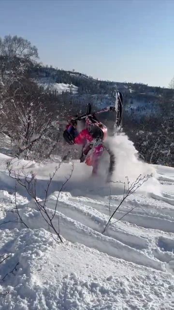 С места перевернулся на сноубайке .