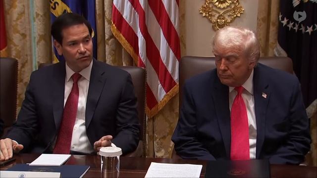 Трамп, похоже, засыпает и несколько раз проваливается в сон, пока Марко Рубио бормочет