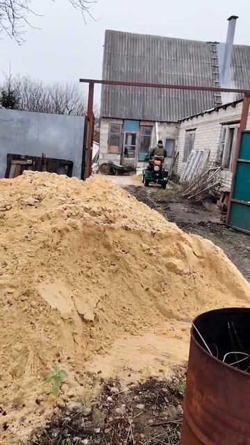 Мини погрузчик в работе.