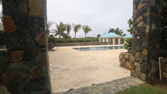 ФБР начало выкладывать фото и видео с острова Эпштейна и его объектов. Похоже на фильм тихих ужасов.