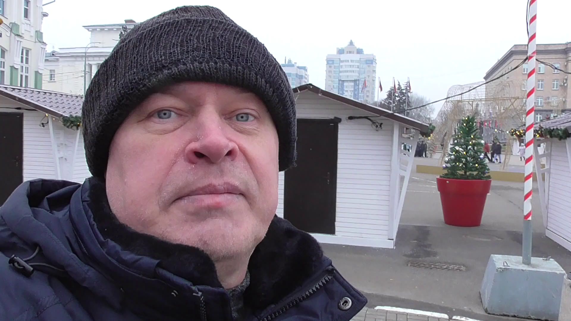 Всем привет! Всем здравствуйте! Видео про белые домики, про гирлянду. Ёлка в красном горшке