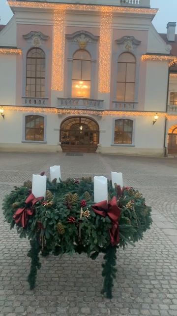 Посещение королевской резиденции в Гёдёллё, где парк погружается в зимнюю сказку из тысяч огоньков!