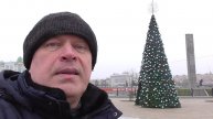 Я нахожусь на набережной. Эта новогодняя ёлка находится в детском парке
