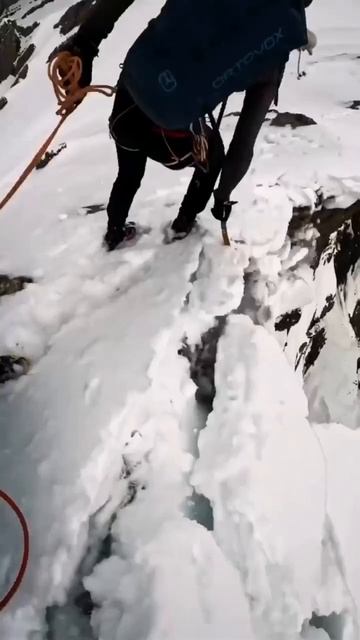 Снежные карнизы - красивые и опасные образования #shorts