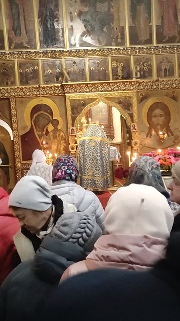 1000223988.Всех молящихся осеняют Чашей со Святыми Дарами.Введение во храм Пресвятой Богородицы