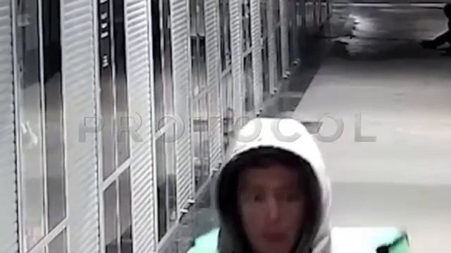 Курьер пнувший пожилую женщину, оказался психом - декабрь 2025 года