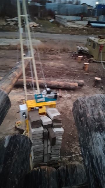 Снимаем брёвна для дальнейшей разметки и распиловки на половинки и четвертинки