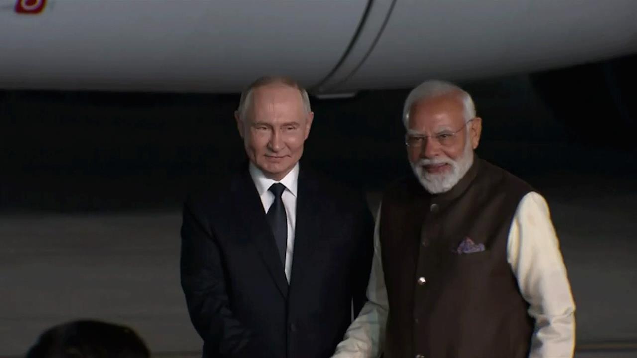 Нарендра Моди поприветствовал Владимира Путина у трапа в Нью-Дели: кадры