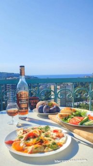 Завтрак должен быть вкусным. А ужин отдай врагу. Доброе утро Ялта. Солнечный Крым 🍎 #searuss