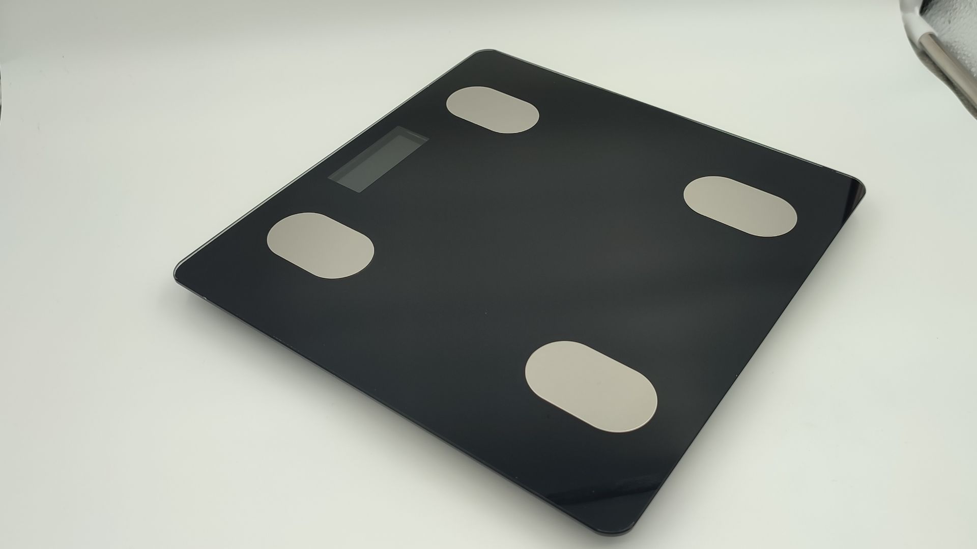 Обзор умных напольных весов Leben 252-096